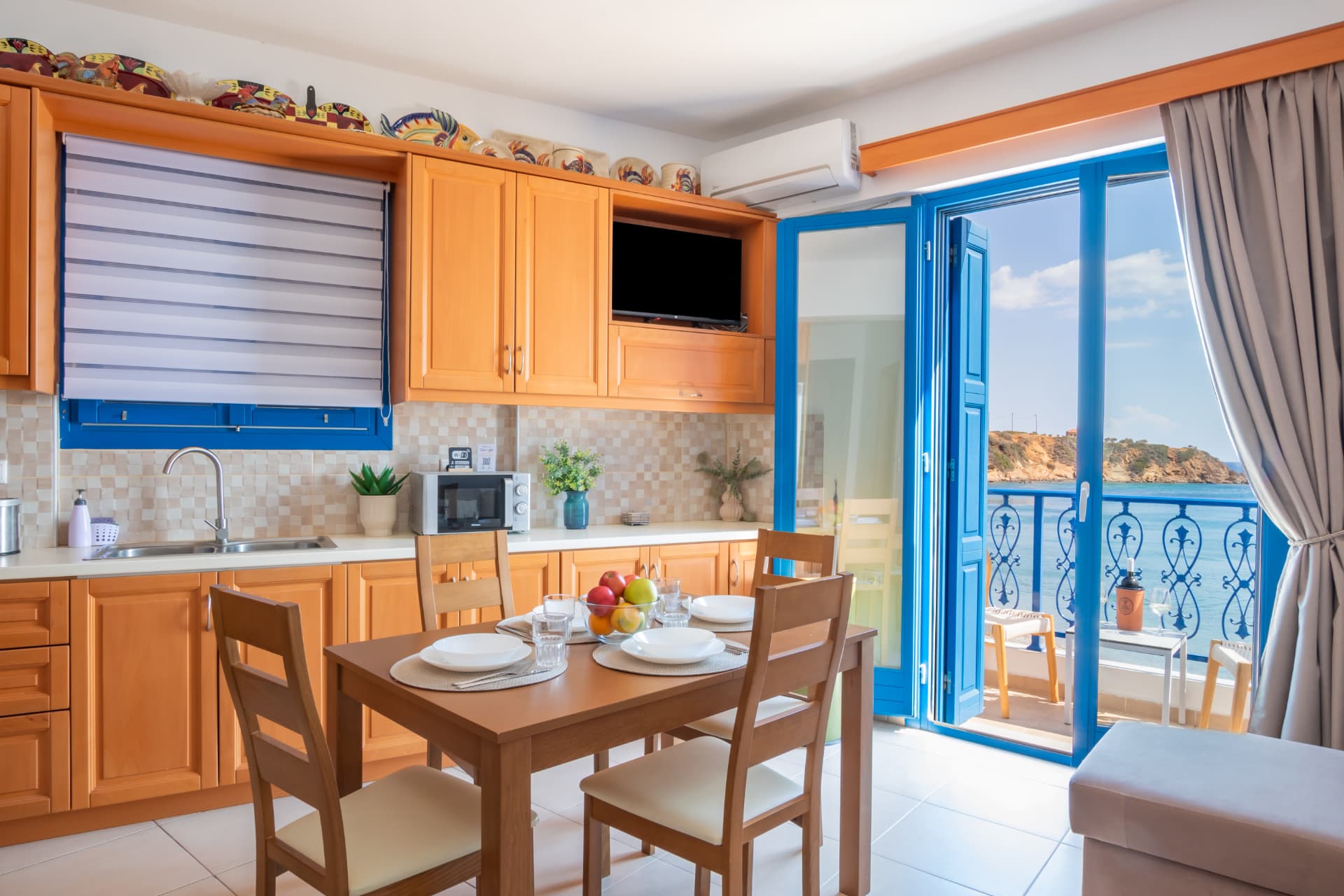 Kitchen & dining